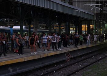 Argentina paralizada por huelga de transportistas contra ajustes económicos de Milei