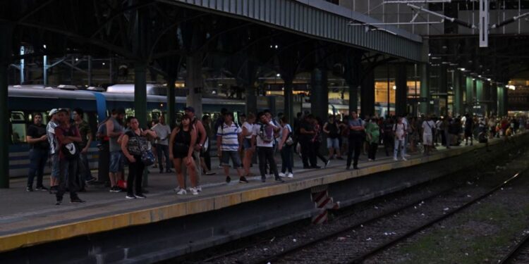 Argentina paralizada por huelga de transportistas contra ajustes económicos de Milei