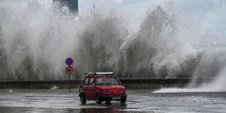 Tormenta Oscar deja intensas lluvias sobre el este de Cuba y se degrada a depresión tropical