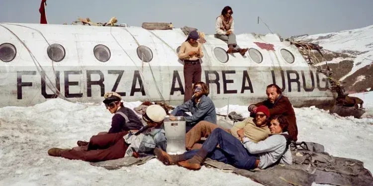 El director de «La sociedad de la nieve» recibe la máxima distinción cultural de Uruguay