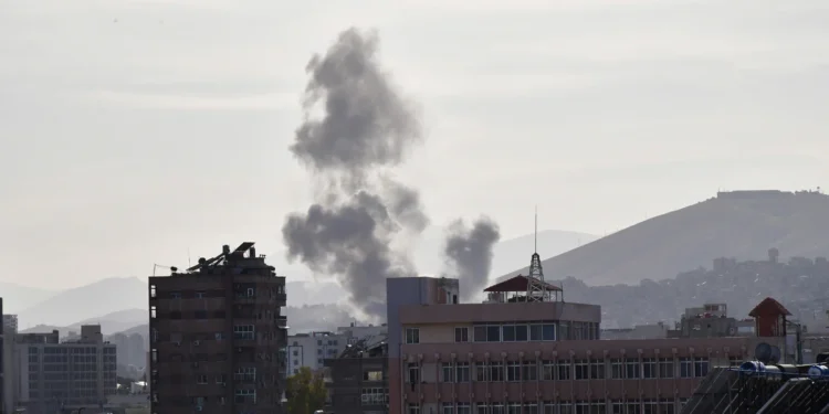 Mueren 16 palestinos en un bombardeo de Israel contra una escuela en Gaza