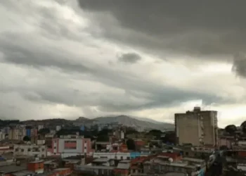 Prevén nubosidad y lluvias en buena parte del país este jueves