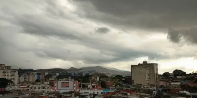Prevén nubosidad y lluvias en buena parte del país este jueves