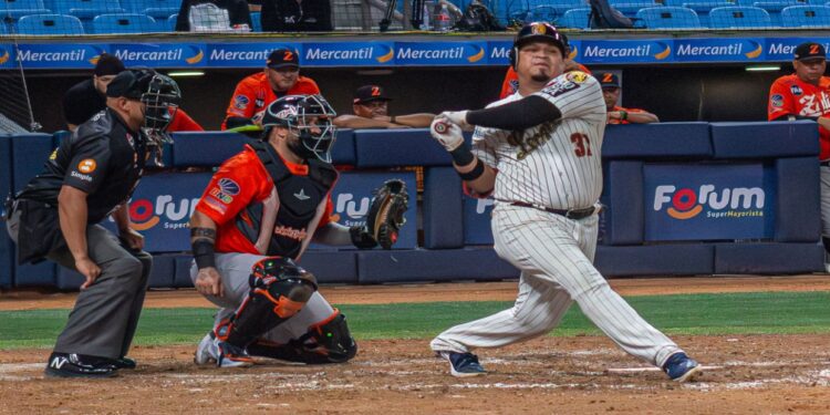 Leones del Caracas supera a Águilas del Zulia y se acomoda en la tabla