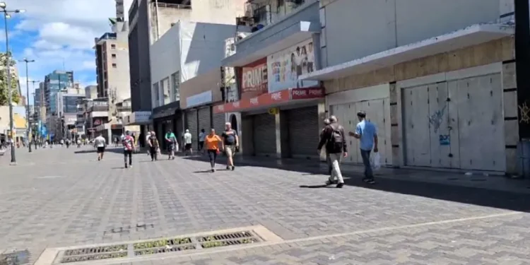 Caraqueños denuncian cobro adicional de 16 % en comercios: «Cuando vas a pagar dicen que es IVA»