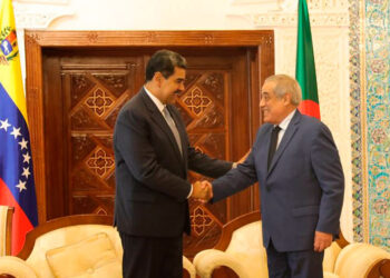 Maduro llega a Argelia y se reúne con primer ministro a su regreso de la cumbre de los BRICS