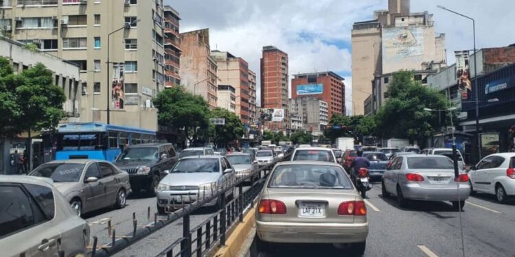 Estas son las multas que aplicarán a los carros sin placa o los que hagan caravanas en Venezuela