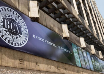 Alza del dólar paralelo continúa y se ubica en Bs. 50,25 pese a intervención del BCV