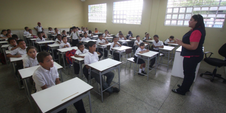 Maestros venezolanos necesitan 29 veces su salario para cubrir la canasta básica