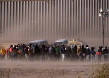 Gobernador de Texas reafirma la construcción del muro fronterizo tras elecciones en EEUU