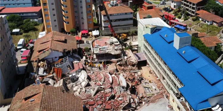 Hallan cuarto cadáver entre los escombros del hotel que se derrumbó en Argentina