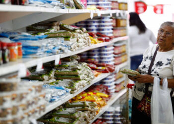Un venezolano necesita 107,9 dólares al mes para cubrir gastos básicos de alimentos, según Cendas-FVM