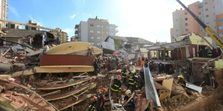 Hallaron el cuerpo de la octava fallecida en el derrumbe de un hotel en Argentina