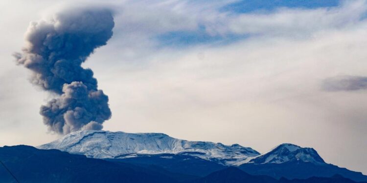 Confirman que volcán ubicada en el noroeste de Colombia hizo erupción dos veces