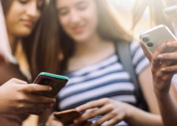 Suecia prepara legislación para prohibir del todo celulares en colegios
