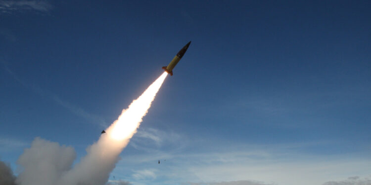 Ucrania lanza los primeros misiles de largo alcance ATACMS sobre territorio ruso