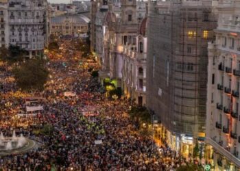 Realizan multitudinaria manifestación en Valencia contra la gestión de la DANA y exigen dimisión de Mazón
