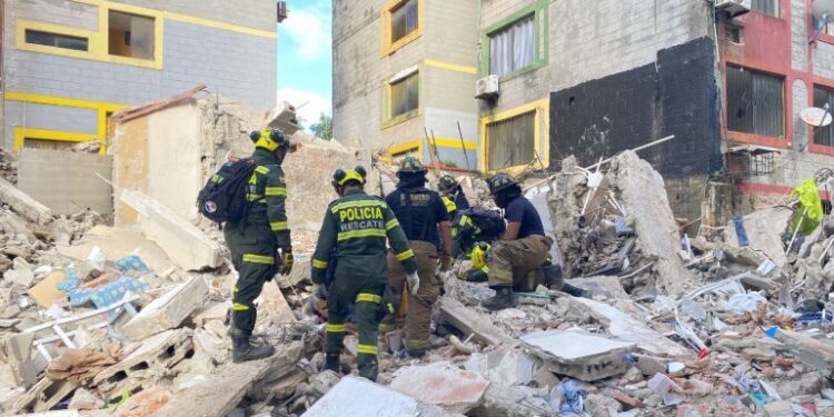 Un adulto y cuatro niños heridos por desplome de edificio en Barranquilla