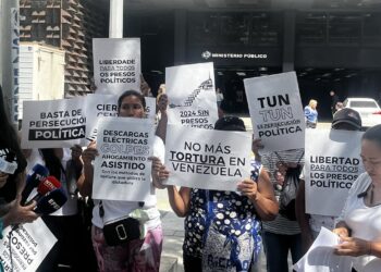 Familiares de detenidos tras comicios en Venezuela exigen ante Fiscalía más liberaciones