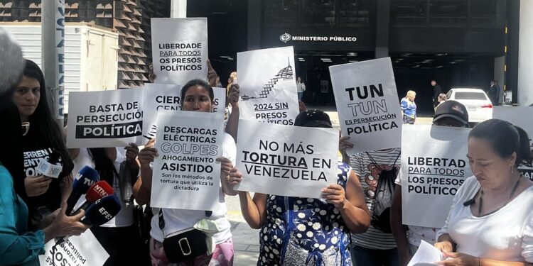 Familiares de detenidos tras comicios en Venezuela exigen ante Fiscalía más liberaciones