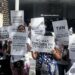 Familiares de detenidos tras comicios en Venezuela exigen ante Fiscalía más liberaciones