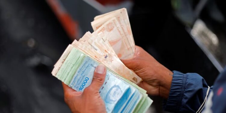 ¿Cómo podría cerrar la débil economía de Venezuela este 2024?