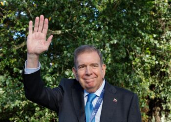 Edmundo González aplaudió que actas que demuestran su triunfo llegaran al Senado de Chile