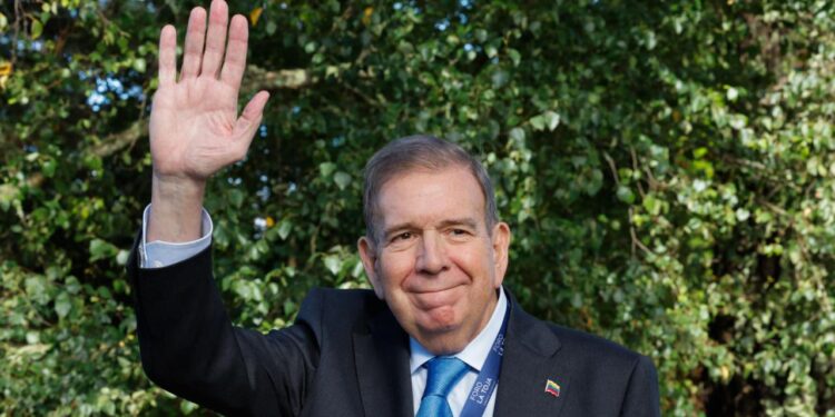 Edmundo González aplaudió que actas que demuestran su triunfo llegaran al Senado de Chile