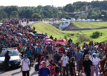 Caravana de migrantes denunció que autoridades bloquearon su paso en México