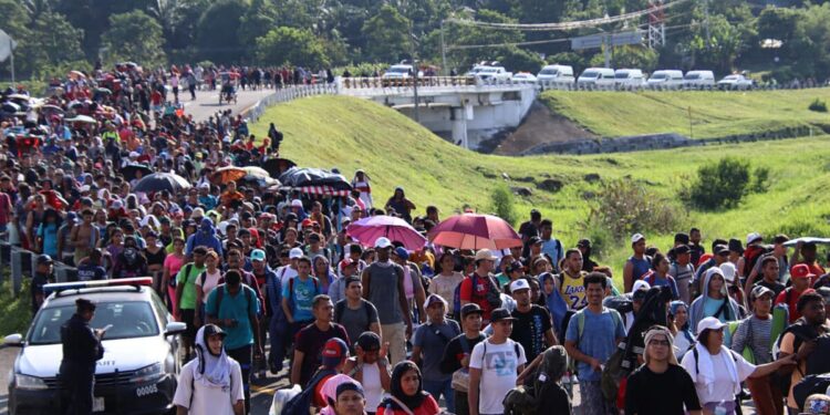 Caravana de migrantes denunció que autoridades bloquearon su paso en México