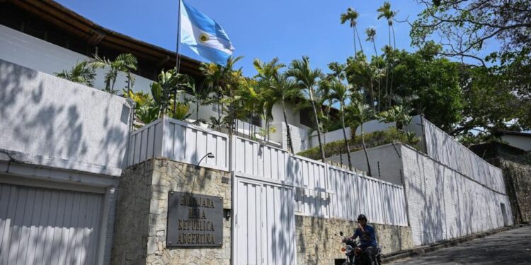La embajada de Argentina en Venezuela lleva más de 60 horas bajo asedio del régimen madurista