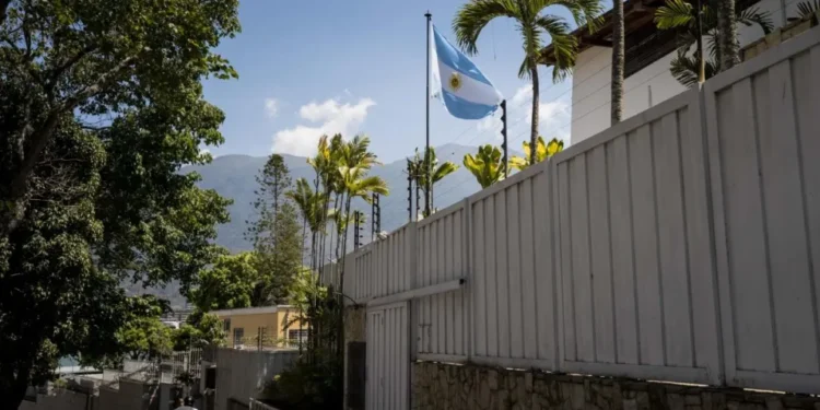 Régimen de Maduro restringió el suministro de agua a la embajada argentina en Caracas
