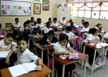 Crisis económica arrastra al sector educativo y deja a tres millones de alumnos fuera de las aulas