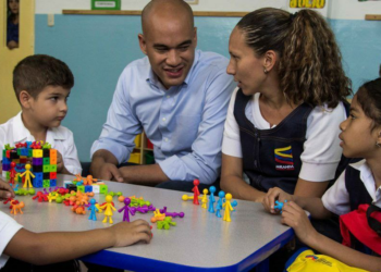Ministro de Educación ordena mantener inscripciones abiertas para niños y jóvenes que regresen al país