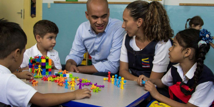 Ministro de Educación ordena mantener inscripciones abiertas para niños y jóvenes que regresen al país
