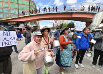 Policías y militares bolivianos desbloquean carreteras tomadas por seguidores de Evo Morales en Cochabamba