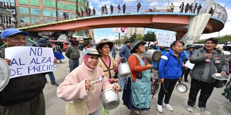 Policías y militares bolivianos desbloquean carreteras tomadas por seguidores de Evo Morales en Cochabamba