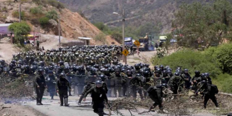 Desabastecimiento, pérdidas millonarias y sin diálogo, tras cuatro semanas de bloqueos en Bolivia