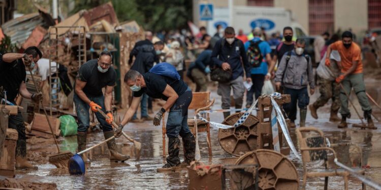 Valencia sigue buscando víctimas y limpiando a una semana de las inundaciones en España
