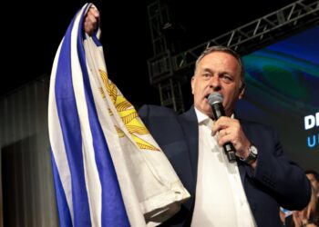 Candidato oficialista promete no subir impuestos de cara al balotaje en Uruguay