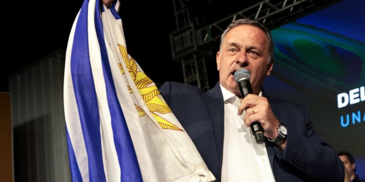 Candidato oficialista promete no subir impuestos de cara al balotaje en Uruguay