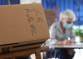 Puertorriqueños comienzan a votar en unas elecciones que se prevén históricas