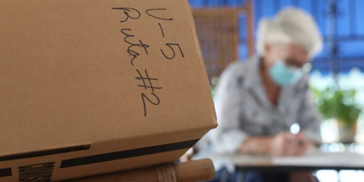 Puertorriqueños comienzan a votar en unas elecciones que se prevén históricas