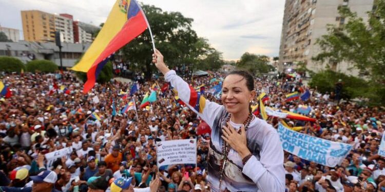 María Corina Machado galardonada con la medalla a la democracia de la IAPC