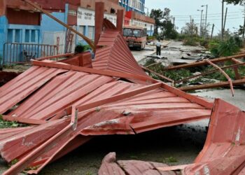 Cuba empieza a restablecer la electricidad tras el huracán Rafael