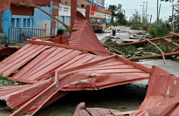Cuba empieza a restablecer la electricidad tras el huracán Rafael