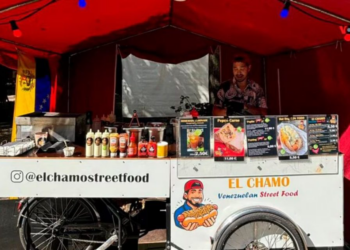 Venezolano en Alemania se hace popular con la venta de perros calientes a lo criollo