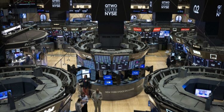 Wall Street cierra semana con triple récord tras victoria de Trump