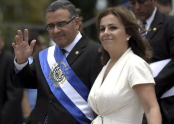 Condenan a exprimera dama de El Salvador a tres años de prisión