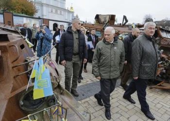 Borrell visita Kiev y segura que el despliegue norcoreano supone la «globalización» de la guerra